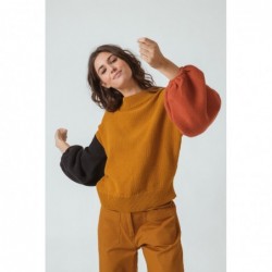 Short sweater with round...