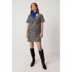 Vestido reto acima do...