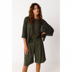 Straight-cut Bermuda shorts...